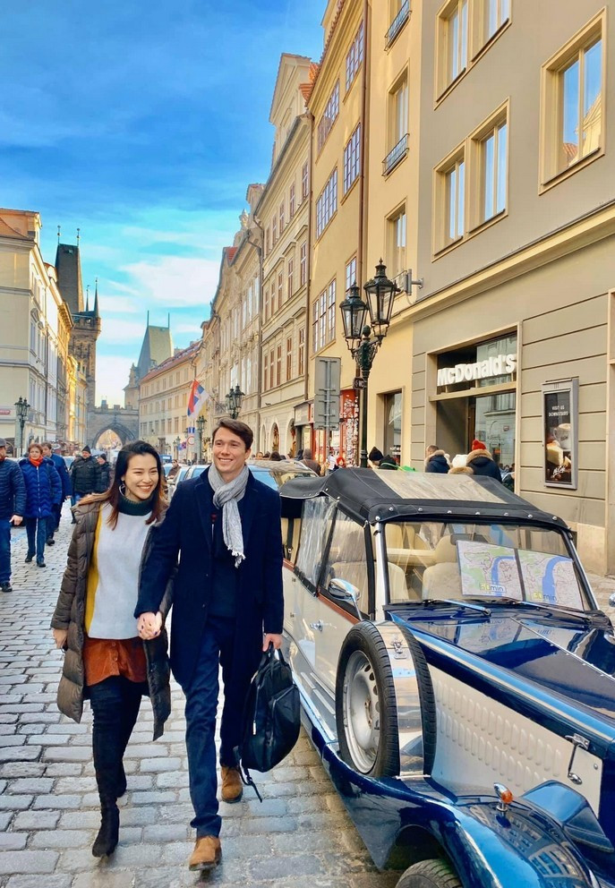 “Hạnh phúc thật sự nở hoa khi hai vợ chồng mình có thêm một trái tim bé nhỏ, nhịp đập mỗi giây của con làm khoảng cách địa lý của bố mẹ không còn nữa. Mong con thật khoẻ mạnh và cả nhà mình sẽ sớm được gần bên nhau mỗi ngày.