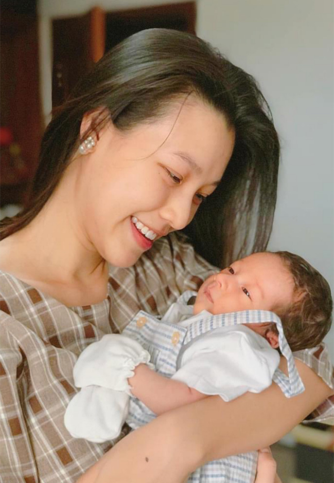 Khi con vừa chào đời, cô nhờ em gái của mình gọi video cho chồng ở Singapore để anh thấy mặt con.