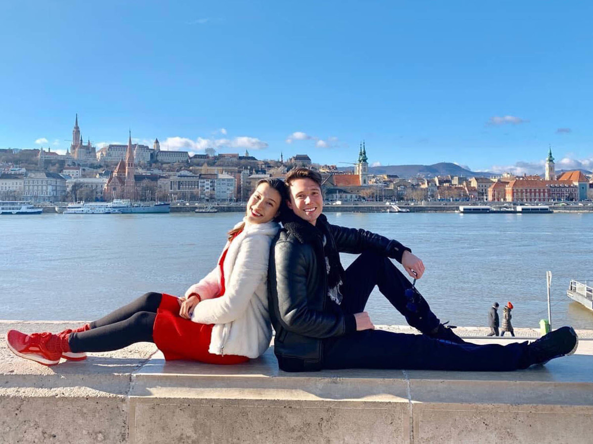 Theo Hoàng Oanh, con thừa hưởng dáng người dài, mái tóc màu nâu, da trắng giống bố, còn đôi mắt lại thừa hưởng từ mẹ. Cô muốn hình thành cho bé những thói quen, sinh hoạt điều độ ngay từ nhỏ và sớm cùng ông xã trao đổi việc sẽ giáo dục con sau này.