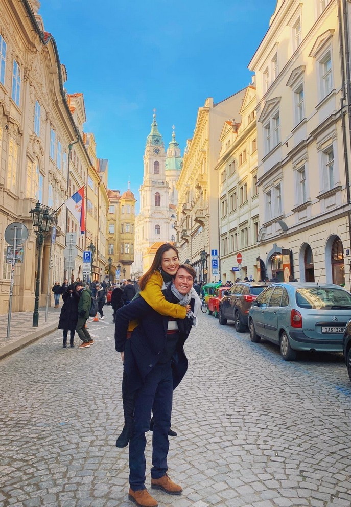 Đầu tháng 1/2020, Á hậu cũng chia sẻ tin vui mình đã mang thai con đầu lòng với ông xã. Cô hạnh phúc và gửi lời cảm ơn đến gia đình, bạn bè và khán giả ủng hộ tổ ấm nhỏ của mình.