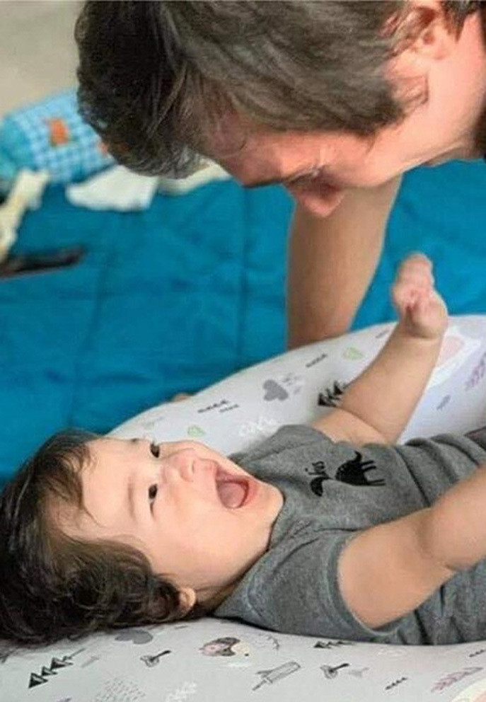 Do không có người thân bên cạnh, mọi việc chăm lo con trai đều do cô thực hiện, trong khi chồng vẫn phải đi làm. Hoàng Oanh cũng tập cách chăm con với ông xã để anh đỡ đần phụ cô những lúc rảnh rỗi.