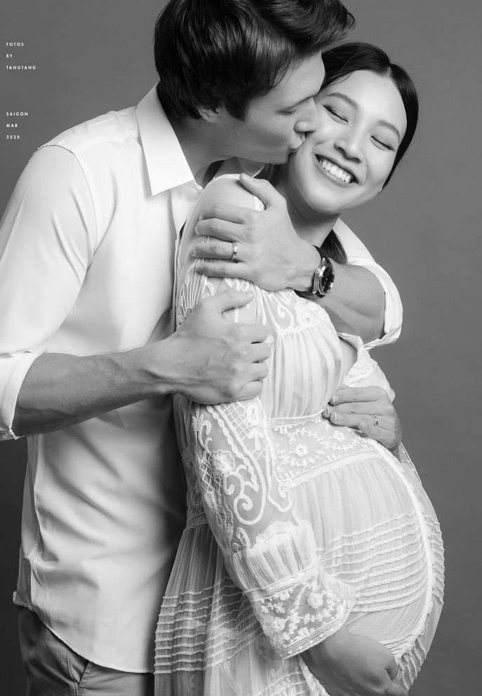 Hoàng Oanh sinh non con trai ở tuần 37. Do ảnh hưởng từ dịch Covid-19, ông xã của cô kẹt ở Singapore từ đầu tháng 3 nên không thể có mặt lúc vợ lâm bồn.