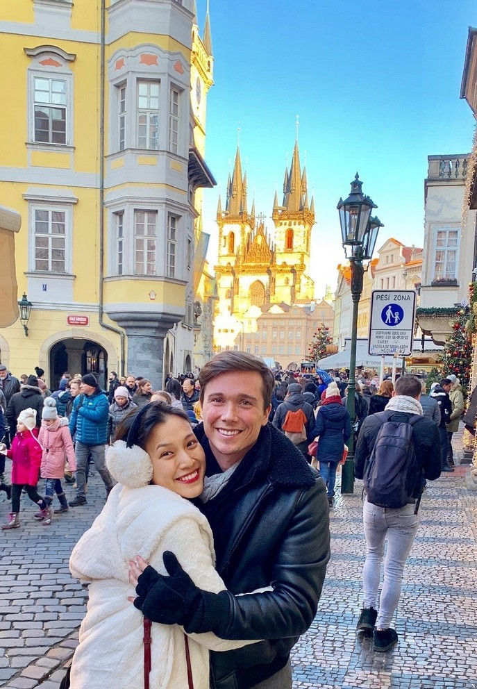 Ngay sau khi có thời gian rảnh rỗi dịp lễ Giáng sinh, Hoàng Oanh và ông xã đã lên đường tận hưởng thời gian du lịch nhiều nước châu Âu.