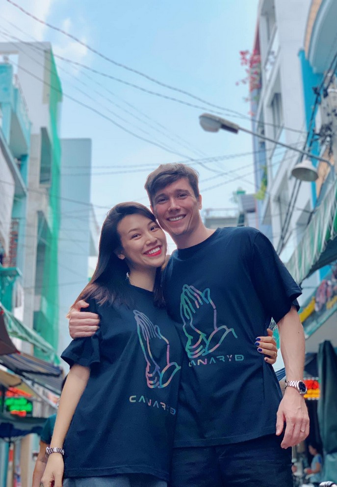 Hiện Hoàng Oanh dự định sống cùng chồng con khoảng 6 tháng tại nước ngoài trước khi quay về Việt Nam. Do ảnh hưởng từ dịch, mọi thu nhập của cô đều “đóng băng”, buộc phải sử dụng tiền tích góp trước đó để trang trải. Dù được ông xã lo kinh tế khi sang nước ngoài, cô mong mỏi được sớm trở lại showbiz.