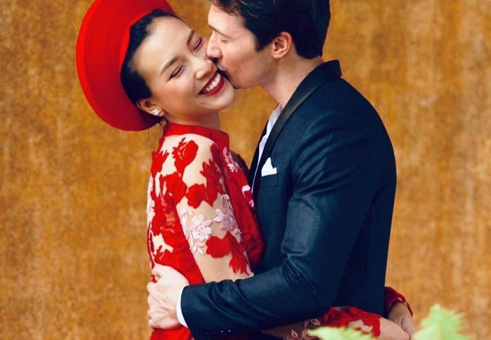 Hoàng Oanh lên xe hoa cùng chồng Tây vào 1/12/2019. Tiệc cưới của cặp đôi được tổ chức tại một khách sạn hạng sang ở TP.HCM trong sự chúc phúc của gia đình, bạn bè, đồng nghiệp và người hâm mộ.