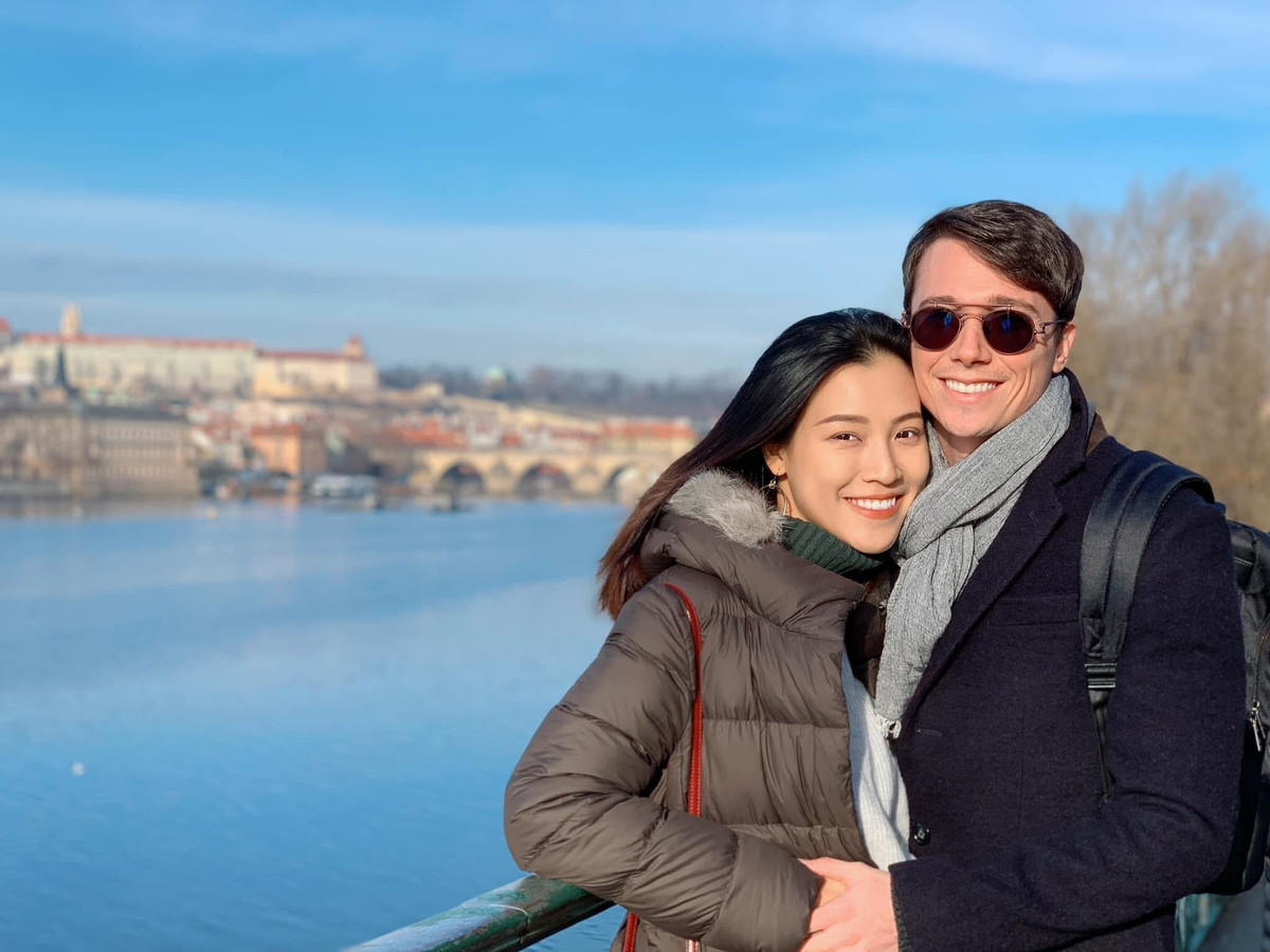 Hoàng Oanh từng tiết lộ một trong những điều khiến cô yêu và cưới ông xã chính vì sự gần gũi của anh.