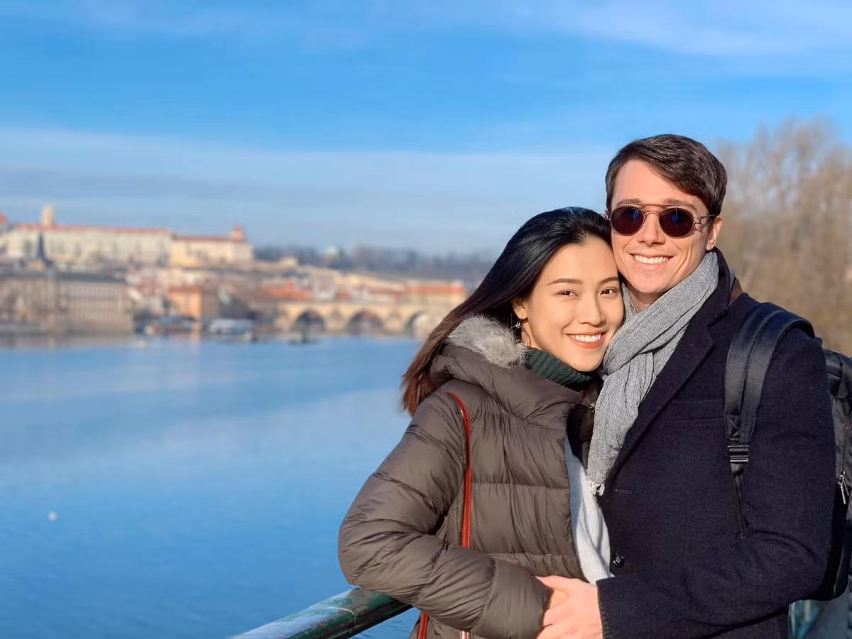 Hoàng Oanh từng tiết lộ một trong những điều khiến cô yêu và cưới ông xã chính vì sự gần gũi của anh.