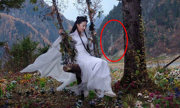 Cảnh quay Tiểu Long Nữ (Lưu Diệc Phi) ngồi xích đu sẽ rất thơ mộng, liêu trai nếu không có chiếc cột điện chình ình lọt vào khung hình.