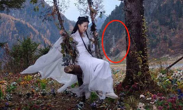 Cảnh quay Tiểu Long Nữ (Lưu Diệc Phi) ngồi xích đu sẽ rất thơ mộng, liêu trai nếu không có chiếc cột điện chình ình lọt vào khung hình.