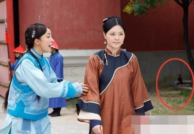 Cung Tỏa Tâm Ngọc (Dương Mịch, Phùng Thiệu Phong đóng chính) là tác phẩm “gây bão” màn ảnh nhỏ Trung Quốc năm 2011. Tuy vậy phim mắc nhiều lỗi cẩu thả về bối cảnh, điển hình như việc vòi nước bằng nhựa hiện đại xuất hiện trong hoàng cung nhà Thanh. Nhiều khán giả hài hước bình luận có lẽ ống nước đã cùng nữ chính xuyên không về thời cổ đại.