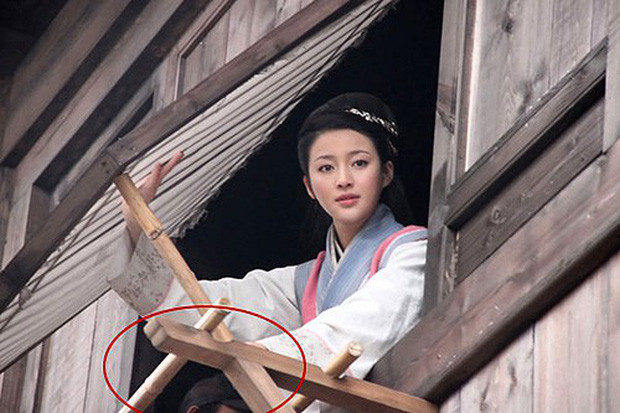 Thủy Hử (2011) bị "soi" khoảnh khắc một người đàn ông đội mũ lưỡi trai bỗng nhiên xuất hiện phía sau Can Đình Đình trong cảnh nữ diễn viên mở cửa sổ.