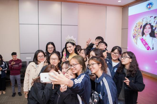 Hoa hau Do Thi Ha ngoi 