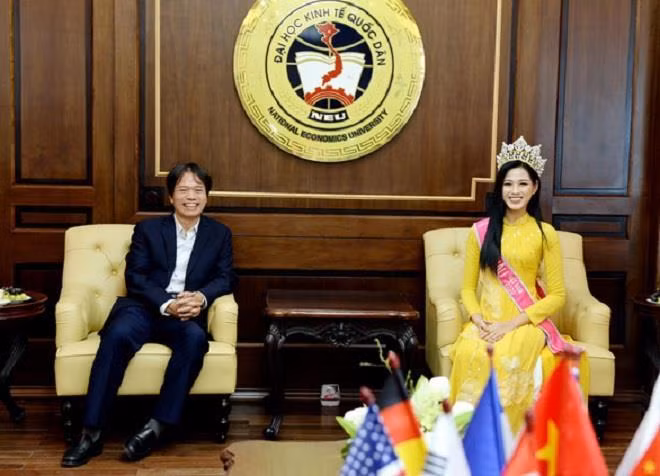 Hoa hau Do Thi Ha ngoi 