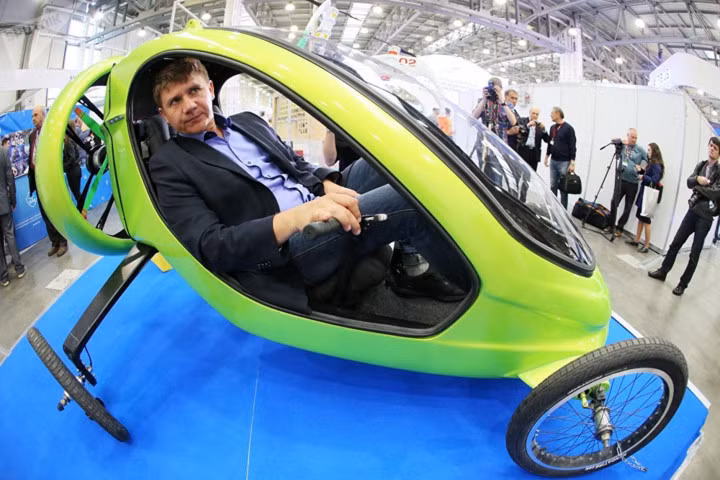 Nhà phát minh Alexander Begak ngồi trong một “chiếc xe bay” do ông thiết kế.