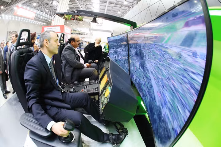 Khách tham quan thử trải nghiệm cảm giác lái một chiếc trực thăng.