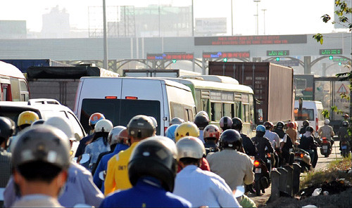 Tình trạng un tắc nghiêm trọng trong những ngày đầu thu phí cầu Đồng Nai.