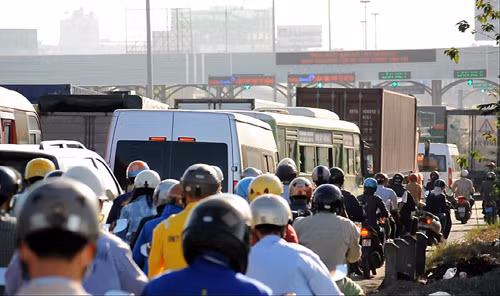 Tình trạng un tắc nghiêm trọng trong những ngày đầu thu phí cầu Đồng Nai.