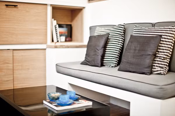 Ngoài ra giường ngủ cũng được thiết kế âm tường, có thể gấp gọn khi không sử dụng, trả lại sự thoáng đãng cho góc tiếp khách phía dưới. Nhìn chung đây là thiết kế rất phù hợp và có thể học hỏi cho những người sống trong những ngôi nhà chật hẹp.