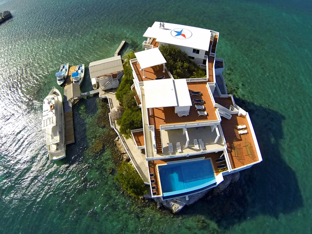 Căn biệt thự nghỉ dưỡng hạng sang Villa on Dunbar Rock ở vùng biển Caribbean được coi là thiên đường dành cho giới thượng lưu và các thợ lặn chuyên nghiệp. Vào thế kỷ 18, nơi đây từng là chỗ neo thuyền của tên cướp biển nổi tiếng người Anh, Blackbeard.