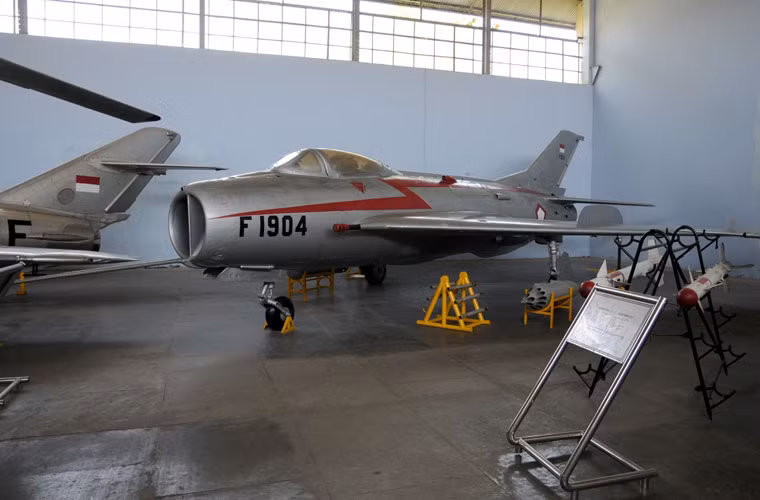 Không quân Indonesia khi đó sở hữu một phi đoàn MiG-17, một phi đoàn hỗn hợp MiG-19S và MiG-21F-13 cùng một phi đoàn riêng MiG-21F-13. Nguồn ảnh: Aviation Museums of the world