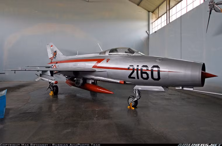 Trong ảnh, một chiếc MiG-21F-13 của Không quân Indonesia tại bảo tàng. Đây là thế hệ sản xuất hàng loạt đầu tiên của dòng MiG-21, tốc độ Mach 2, trang bị 2 tên lửa tầm nhiệt K-13. Nguồn ảnh: Airlines.net