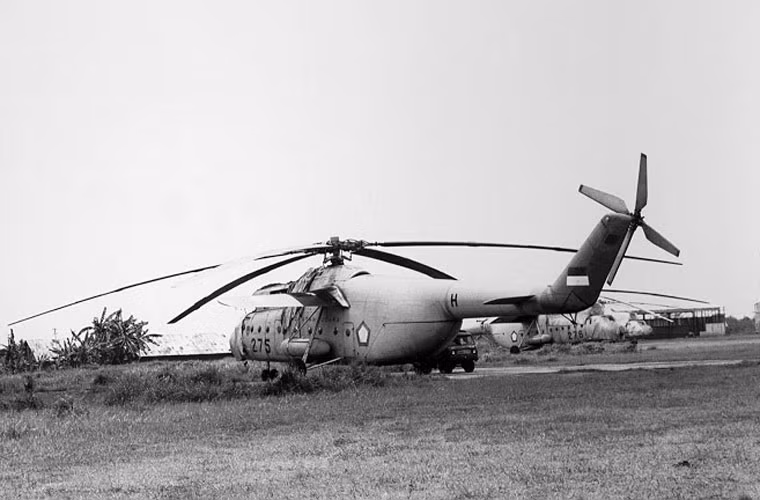 Sau cuộc đảo chính ngày 30/9/1965, Đảng Cộng sản Indonesia mất đi quyền kiểm soát chính phủ dẫn tới những thay đổi lớn trong Không quân Indonesia. Đại đa số các máy bay tiêm kích, máy bay ném bom Liên Xô không còn phụ tùng thay thế, một số được bán tống bán tháo cho các quốc gia khác sử dụng. Trong ảnh, trực thăng vận tải lớn nhất thế giới thời bấy giờ Mi-6 trong Không quân Indonesia. Nguồn ảnh: sindangsari bumi pantjalikan ibu