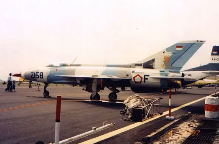 Về trang bị lực lượng tiêm kích, Indonesia cũng thuộc hàng top thời bấy giờ. Ngay từ đầu năm 1960, Liên Xô đã cung cấp hàng chục các máy bay tiêm kích MiG-21, MiG-15, MiG-17, MiG-19 cho Indonesia. Các loại máy bay này mãi tới năm 1964-1965 Việt Nam mới từng bước nhận vài chục chiếc từ Liên Xô. Nguồn ảnh: Photobucket