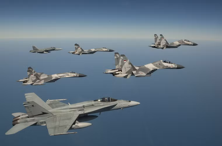  Không quân Indonesia hiện nay được biết đến là một trong những lực lượng chiến đấu trên không mạnh nhất khu vực Đông Nam Á. Lực lượng này hiện được trang bị hỗn hợp các hệ máy bay thế hệ 4 của cả Nga và Mỹ như Su-27/30 và F-16A/B/C/D. Thế nhưng, Không quân Indonesia hiện tại thua kém đáng kể so với lực lượng Không quân Indonesia những năm 1960 – lực lượng được coi là mạnh nhất ở Đông Nam Á thời bấy giờ. Nguồn ảnh: Pinterest