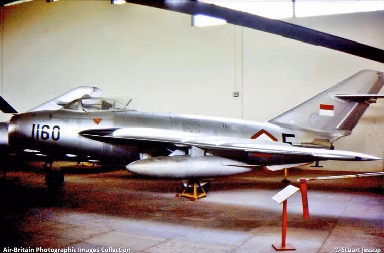 Trong ảnh, một chiếc tiêm kích siêu âm MiG-19S "còn sót lại" trong Bảo tàng Không quân Indonesia. Loại phi cơ tiêm kích này đạt tốc độ Mach 1,35, trang bị 3 khẩu pháo 30mm NR-30. Nguồn ảnh: ABPic