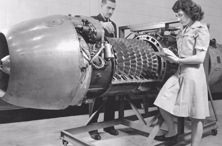 Động cơ Jumo 004 đang được các nhân viên Phòng thí nghiệm nghiên cứu động cơ máy bay Mỹ kiểm tra vào năm 1946. Những chiếc Me 262 đã giúp cho người Mỹ phát triển và hoàn thiện tiêm kích phản lực F-86. Nguồn ảnh: WHO