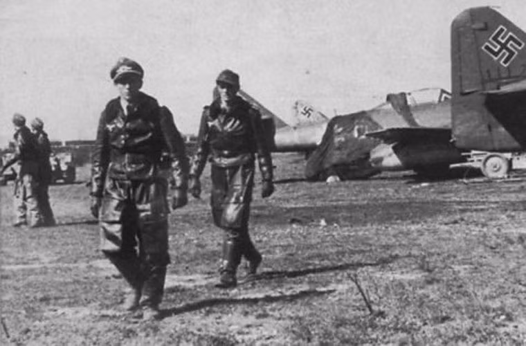 Các phi công thuộc Sư đoàn tiêm kích 44 (Jagdverband 44) và các tiêm kích Me 262A-1a. Nguồn ảnh: WHO
