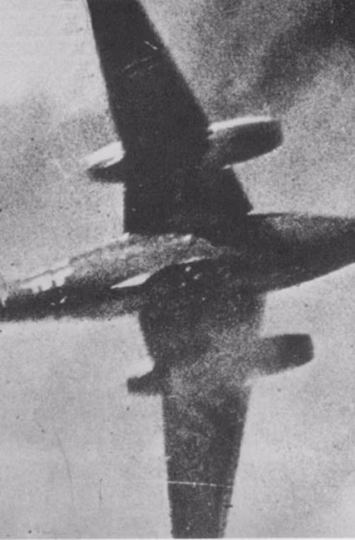 Tất nhiên, Đồng minh cũng không chịu bó tay ngồi yên, khoảng 100 chiếc Me 262 đã bị các máy bay Đồng minh bắn hạ trong các cuộc không chiến. Chiếc Me 262 đầu tiên bị hạ trong không chiến là vào ngày 5/10/1944 bởi phi công thuộc phi đội 401, Không quân Canada. La-7 là máy bay chiến đấu duy nhất của Liên Xô hạ Me 262 vào ngày 15/2/1945 ở mặt trận phía Đông. Trong ảnh, chiếc Me 262 bị máy bay P-51 của Quân đội Mỹ bắn hạ, hình ảnh ghi lại qua camera của P-51. Nguồn ảnh: WHO