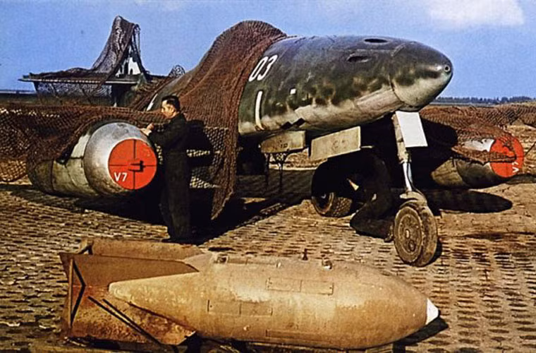 Bức ảnh màu cực hiểm nhân viên kỹ thuật quân Đồng minh đang kiểm tra chiếc máy bay phản lực Me-262V7 seri "130303 tại sân bay sau khi nước Đức chính thức đầu hàng. Nguồn ảnh: WHO