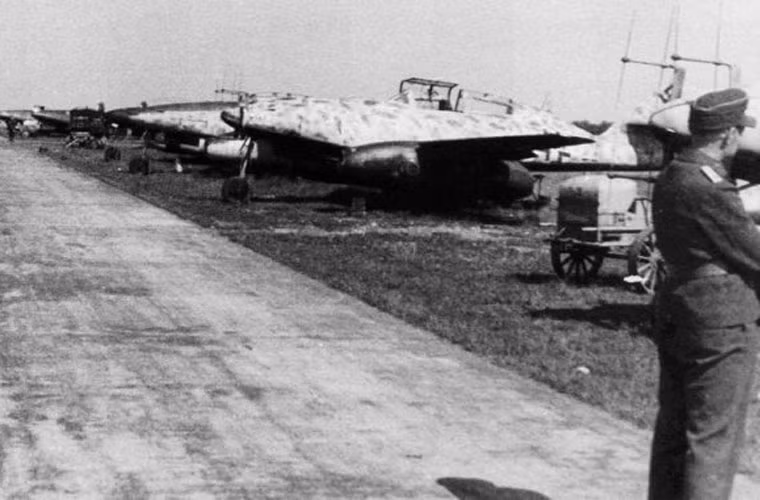 Con số 1.400 là rất lớn, có thể giúp người Đức lật ngược thế cờ trên bầu trời. Tuy nhiên, do thiếu nhiên liệu, phi công và cả sân bay, chỉ có chừng 200 chiếc Me 262 tham gia chiến đấu. Tuy có tốc độ cao, khả năng cơ động vượt xa các máy bay tiêm kích Mỹ-Anh nhưng chừng đó là quá ít ỏi để đảo nghịch tình thế vốn đã không thể cứu vãn. Trong ảnh, các máy bay tiêm kích ban đêm Me-262B-1a/U1 với radar Neptun. Nguồn ảnh: WHO