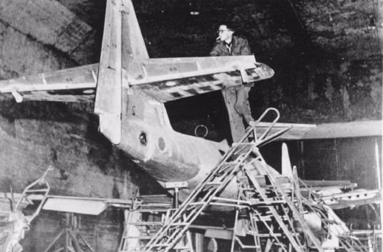 Sĩ quan quân đồng minh đang kiểm tra một hầm ngầm chứa máy bay chiến đấu Me 262. Nguồn ảnh: WHO