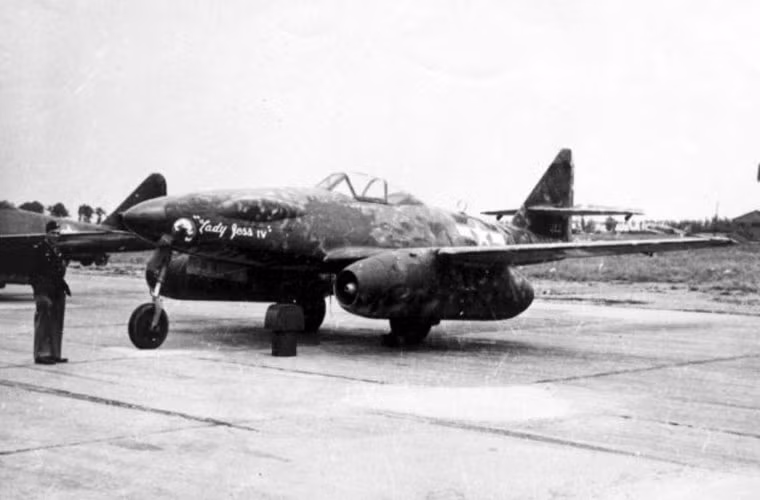 Sau chiến tranh, các nước Đồng minh gồm Mỹ, Anh, Liên Xô ra sức "xâu xé" phần còn lại của Không quân Đức, trong đó có các máy bay Me-262. Những công nghệ trên Me-262 đã tạo tiền để để Mỹ phát triển thành công tiêm kích phản lực F-86, trong khi Liên Xô là MiG-15. Trong ảnh, một chiếc Me-262 A-la/U3 của Không quân Đức bị lính Mỹ tóm gọn. Nguồn ảnh: WHO
