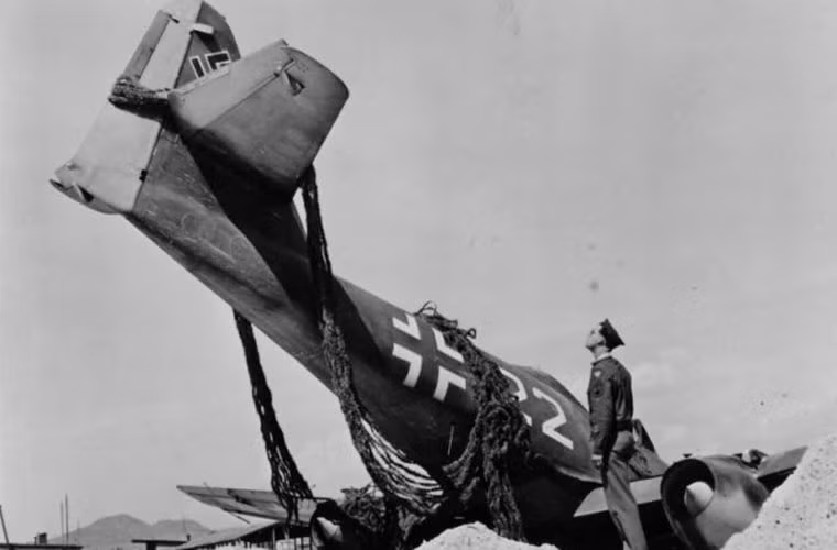 Sĩ quan Mỹ đang kiểm tra một chiếc Me 262A-1a thuộc Phi đoàn 44 bị rơi không rõ lý do. Phi đoàn 44 được coi là đơn vị chiến đấu rất đặc biệt, sở hữu nhiều phi công xuất sắc nhất của Đức trong những tháng cuối CTTG 2. Nguồn ảnh: WHO