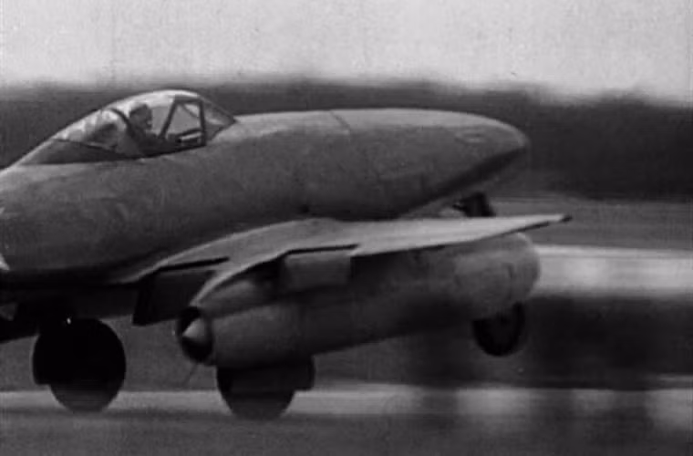 Me 262 có chiều dài 10,6m, sải cánh 12,51m, cao 3,5m, trọng lượng cất cánh tối đa 7,13 tấn. Trên hai cánh máy bay treo hai động cơ phản lực Junkers Jumo 004B-1 cho phép máy bay đạt tốc độ nhanh nhất thế giới lúc bấy giờ - 870km/h. Nguồn ảnh: WHO