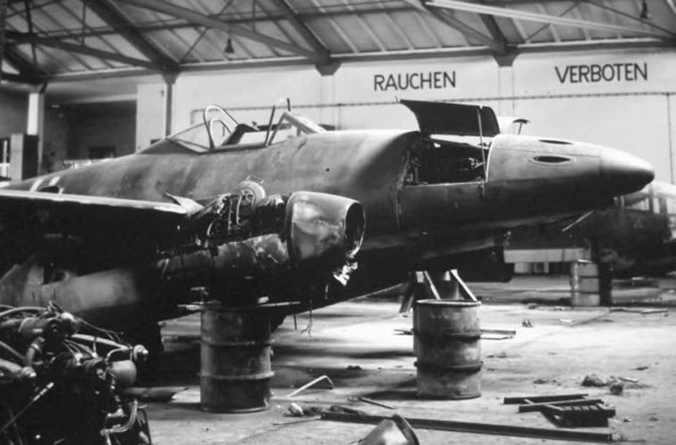 Một chiếc máy bay Me 262 đã hư hỏng nặng, bị quân đội Mỹ bắt giữ ở Salzburg. Việc nó bị phá hủy được cho là do chính lính Đức thực hiện nhằm tránh để lọt vào tay “kẻ thù”. Nguồn ảnh: WHO