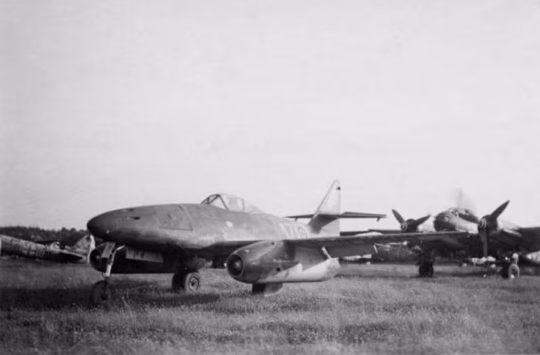 Còn đây là một chiếc Me 262 bị Anh tóm ở sân bay Lubeck. Ngay bên phải nó là máy bay ném bom Junker Ju-88 - thứ vũ khí từng khiến nước Anh khốn đốn năm 1940-1941. Nguồn ảnh: WHO