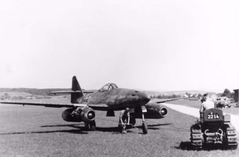 Tuy nhiên những vấn đề lỗi nghiêm trọng của động cơ phản lực Junker Jumo 004 đã khiến công việc sản xuất chỉ được tiền hành vào năm 1944. Khi đó phát xít Đức đang thất bại trên toàn diện các mặt trận, nước Đức bị oanh tạc liên tục từ quân Đồng minh đã khiến cho việc sản xuất gặp nhiều khó khăn. Trong ảnh, một chiếc Me 262 A trong căn cứ của Không quân Đức năm 1944. Nguồn ảnh: WHO