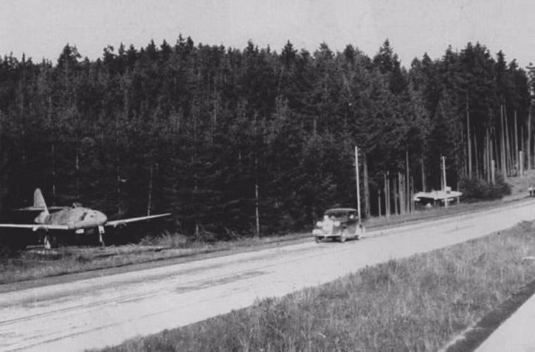 Một cặp máy bay tiêm kích Me-262A-1a thuộc Phi đoàn ném bom 51 nằm bên lề đường Munich-Salzburg. Nguồn ảnh: WHO