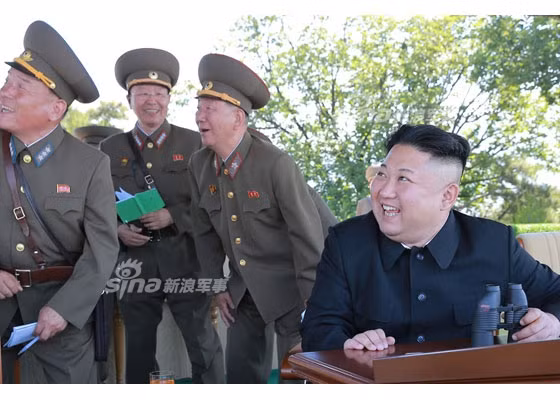 Nhà lãnh đạo Kim Jong-un cùng các tướng lĩnh Triều Tiên tỏ ra hoan hỉ với màn phô diễn sức mạnh của lực lượng không quân. Nguồn ảnh: Sina