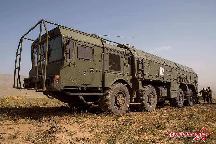 Trong ảnh, bệ phóng tự hành của tổ hợp tên lửa đạn đạo Iskander-M trong giai đoạn chuẩn bị. Nguồn ảnh: Arms-Expo