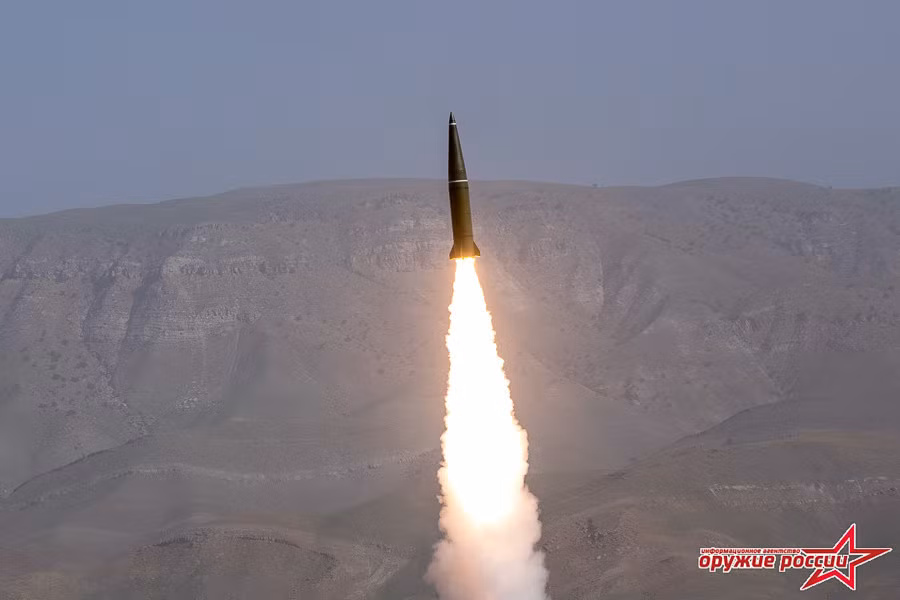 Ngoài tốc độ lớn, độ chính xác cao, Iskander-M còn được đồn đại sở hữu những tính năng có “1-0-2”. Ví dụ như nó có thể “bay lượn như chim” để tránh các hệ thống phòng thủ của đối phương; tung mồi bẫy điện tử đánh lừa hệ thống phòng thủ của đối phương… Nguồn ảnh: Arms-Expo