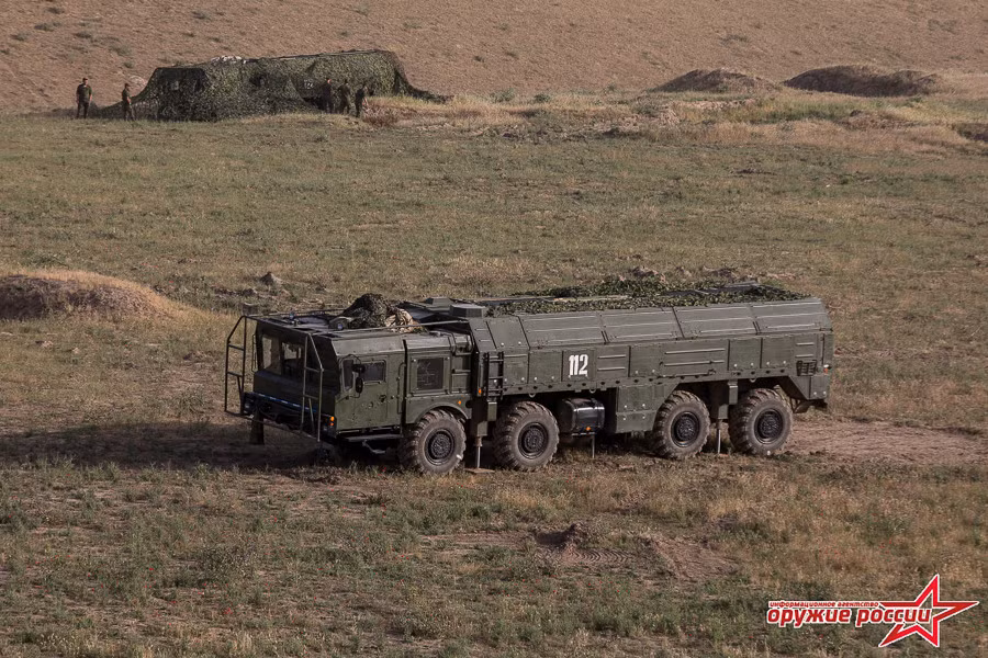 Có nhiều hơn một bệ phóng được triển khai ở thao trường tập trận. Nguồn ảnh: Arms-Expo