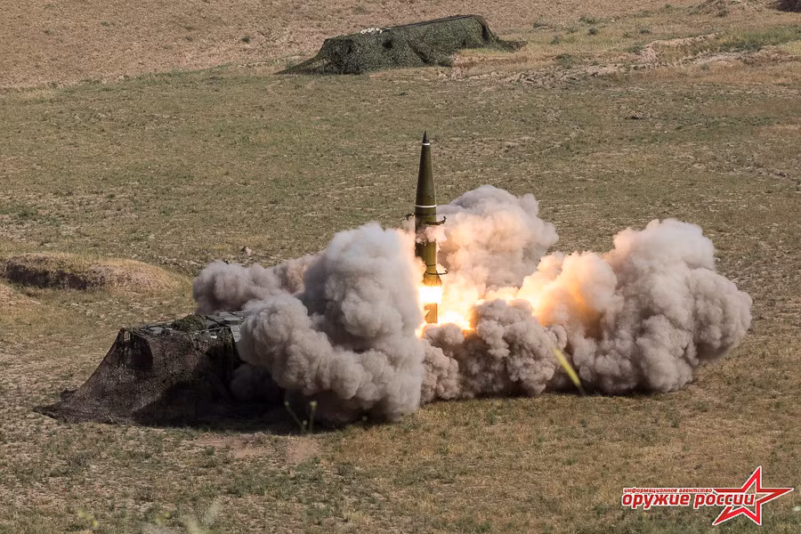 Nó được thiết kế để phá hủy các loại vũ khí, khí tài, trung tâm thông tin - chỉ huy, máy bay chiến đấu trú đỗ tại sân bay, các trận địa phòng không và phòng thủ tên lửa, cũng như các mục tiêu trọng yếu khác của đối phương ở mọi thời điểm trong suốt chiều sâu chiến dịch và mọi điều kiện khí hậu thời tiết, đồng thời duy trì khả năng chiến đấu trước các loại vũ khí chế áp thông thường, vũ khí chính xác cao, vũ khí xạ-sinh-hoá, vũ khí phòng chống tên lửa và tác chiến điện tử của đối phương. Ảnh: Khoảnh khắc Iskander-M rời bệ phóng. Nguồn ảnh: Arms-Expo