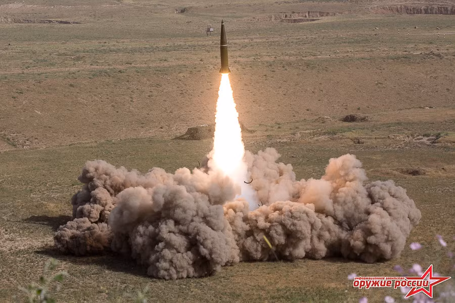 Đạn tên lửa hệ thống Iskander có trọng lượng khoảng 3,8-4 tấn, dài 7,3m, đường kính thân 0,92m, có thể lắp đầu nổ phá mảnh thường nặng 480-700kg hoặc đầu đạn hạt nhân, đầu đạn xung điện từ EMP, đầu đạn nhiệt áp. Tầm bắn khoảng 500km với phiên bản nội địa hoặc chỉ 280km với phiên bản xuất khẩu Iskander-E. Nguồn ảnh: Arms-Expo