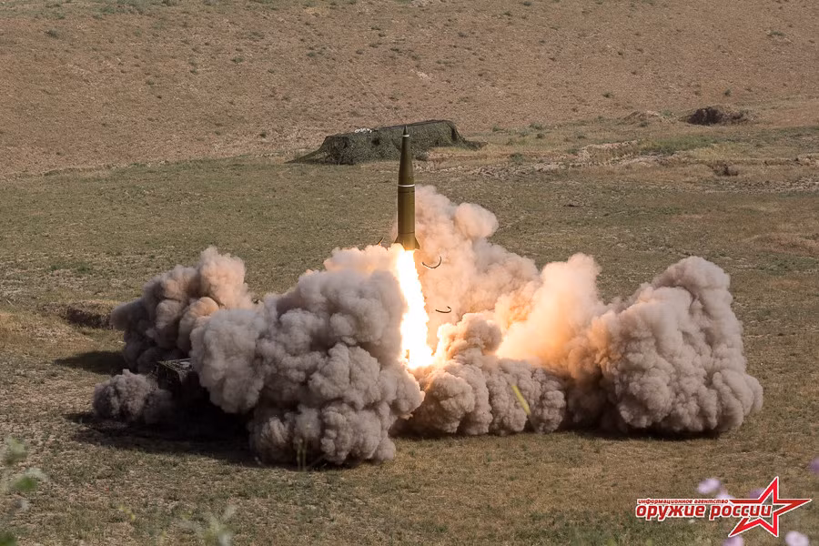 Đạn tên lửa Iskander-M được trang bị động cơ nhiên liệu rắn 2 giai đoạn tích hợp khả năng kiểm soát vector lực đẩy giúp tên lửa cơ động hơn. Động cơ mới cho phép tên lửa đạt tốc độ đến Mach 7(khoảng 7.700km/h). Các hệ thống đánh chặn tiên tiến hiện nay trên thế giới gần như bất lực với các tên lửa có tốc độ siêu thanh. Nguồn ảnh: Arms-Expo