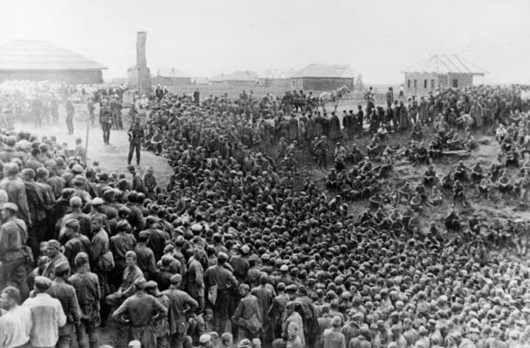 Sau trận Smolensk, có 25 vạn sĩ quan và binh sĩ quân đội Liên Xô đã bị quân Đức bắt làm tù binh. Nguồn ảnh: WHO